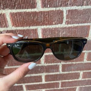 Rayban Wayfarers- Classic tortoise shell